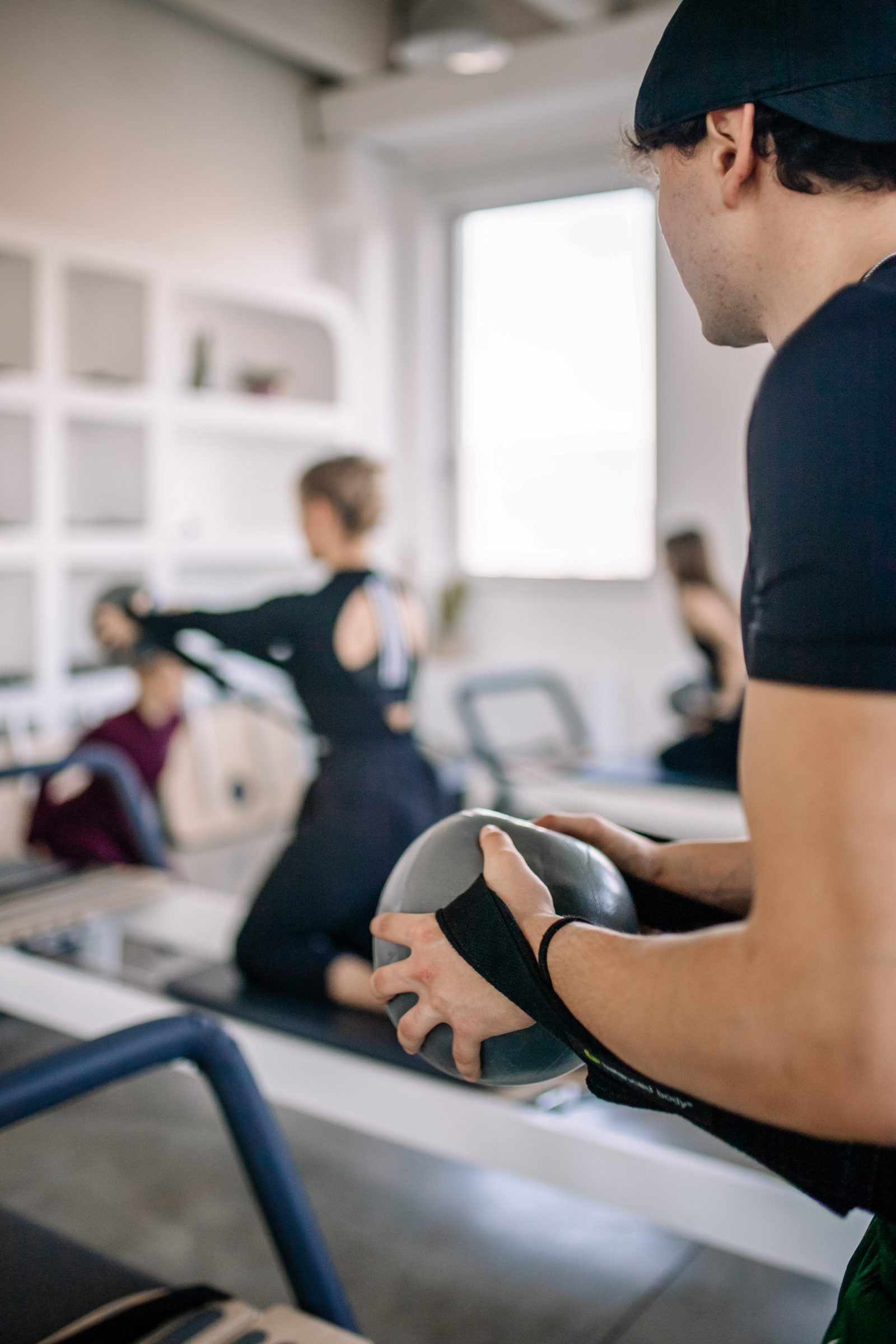 Esercizio con la palla durante una lezione di pilates ad AXA Studio a Flero.